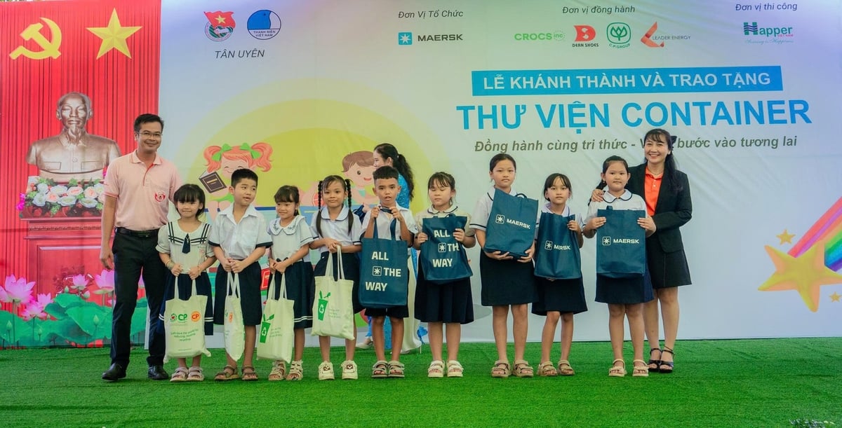 Ông Trần Quang Vinh - Đại diện C.P. Việt Nam trao tặng phần quà cho các em học sinh khó khăn. Ảnh: Trần Quân. Ông Trần Quang Vinh - Đại diện C.P. Việt Nam trao tặng phần quà cho các em học sinh khó khăn. Ảnh: Trần Quân.