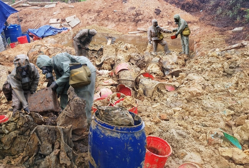 Lấy mẫu khảo sát, đánh giá chất lượng các điểm ô nhiễm mới được phát hiện. Ảnh: Minh Hoàng