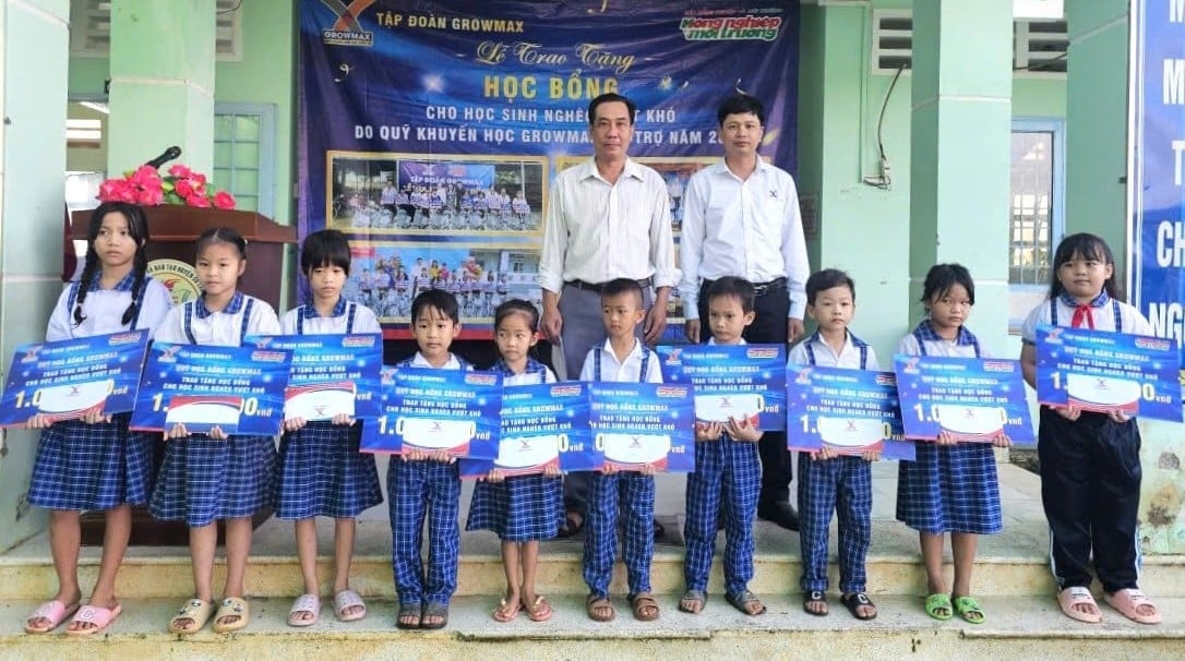 10 suất học bổng GrowMax được trao tặng đến các em học sinh Trường Tiểu học An Thạnh Đông A (xã An Thạnh, TP. Cần Thơ). Ảnh: Kim Anh. 10 suất học bổng GrowMax được trao tặng đến các em học sinh Trường Tiểu học An Thạnh Đông A (xã An Thạnh, TP. Cần Thơ). Ảnh: Kim Anh.
