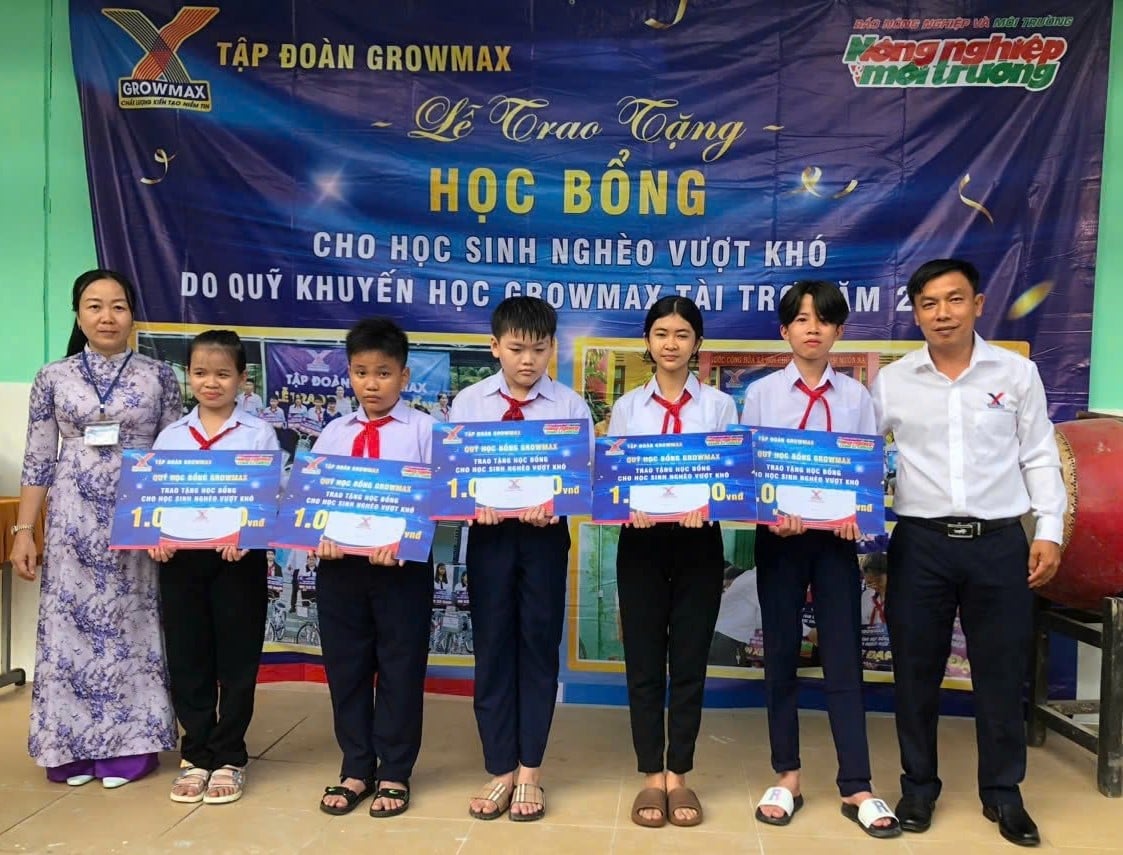 Quỹ Khuyến học GrowMax trao 5 suất học bổng hỗ trợ học sinh Trường THCS Thuận Điền (xã Lương Phú, tỉnh Vĩnh Long). Ảnh: Minh Đảm. Quỹ Khuyến học GrowMax trao 5 suất học bổng hỗ trợ học sinh Trường THCS Thuận Điền (xã Lương Phú, tỉnh Vĩnh Long). Ảnh: Minh Đảm.