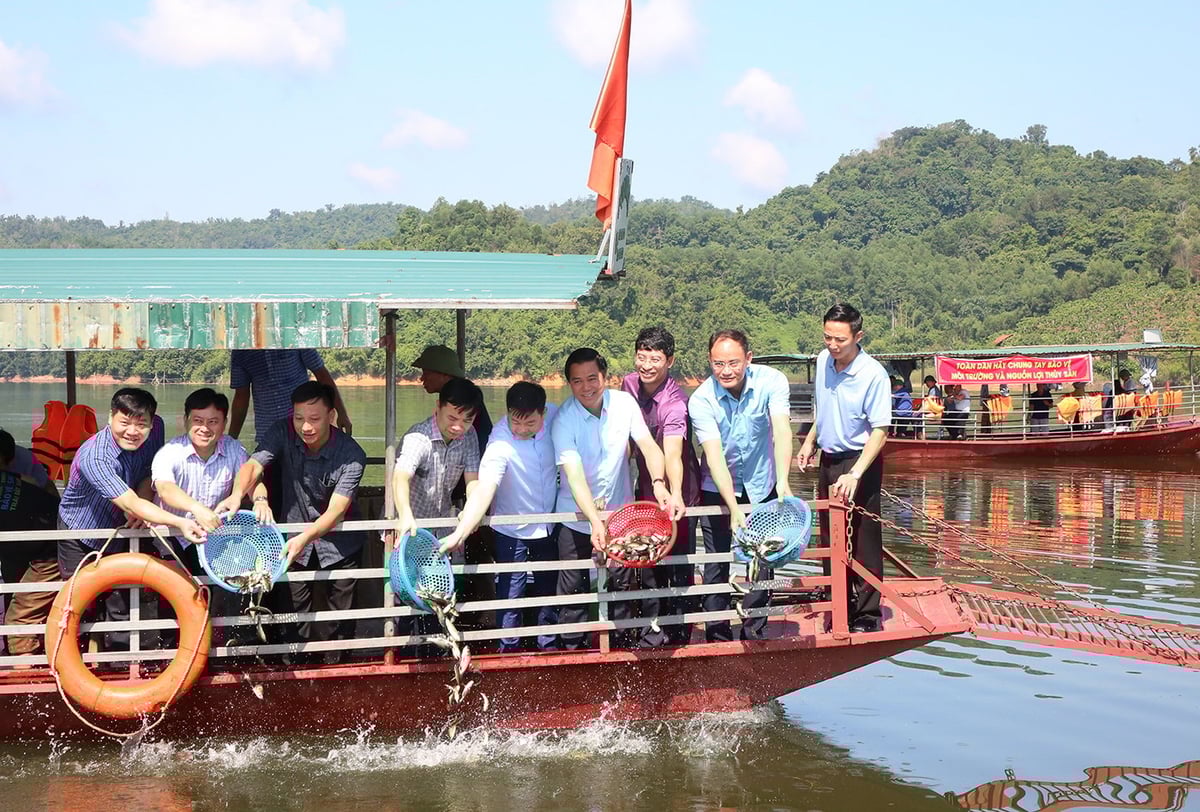 Phó Chủ tịch UBND tỉnh Bắc Ninh Lê Xuân Lợi (thứ 4 từ phải sang) cùng lãnh đạo các sở, ngành thả cá xuống hồ Cấm Sơn. Ảnh: Linh Ngọc. Phó Chủ tịch UBND tỉnh Bắc Ninh Lê Xuân Lợi (thứ 4 từ phải sang) cùng lãnh đạo các sở, ngành thả cá xuống hồ Cấm Sơn. Ảnh: Linh Ngọc.