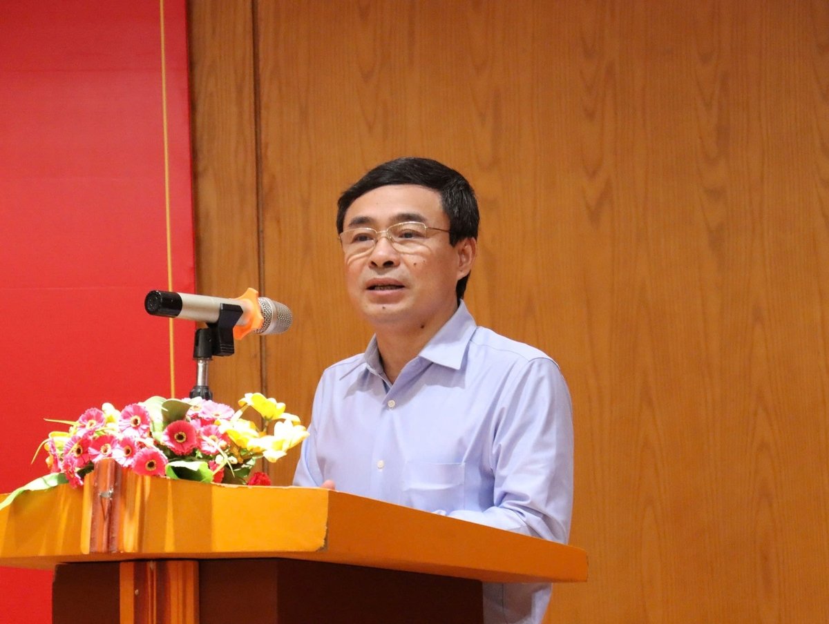 Viện trưởng Viện Khoa học Đo đạc và Bản đồ Nguyễn Phi Sơn khẳng định, Hội nghị không chỉ là dịp để toàn Viện nhìn lại những thành quả đã đạt được, mà còn là bước ngoặt quan trọng để Viện xác lập phương hướng, nhiệm vụ thi đua khen thưởng cho giai đoạn 2025-2030. Ảnh: Nguyễn Thủy. Viện trưởng Viện Khoa học Đo đạc và Bản đồ Nguyễn Phi Sơn khẳng định, Hội nghị không chỉ là dịp để toàn Viện nhìn lại những thành quả đã đạt được, mà còn là bước ngoặt quan trọng để Viện xác lập phương hướng, nhiệm vụ thi đua khen thưởng cho giai đoạn 2025-2030. Ảnh: Nguyễn Thủy.