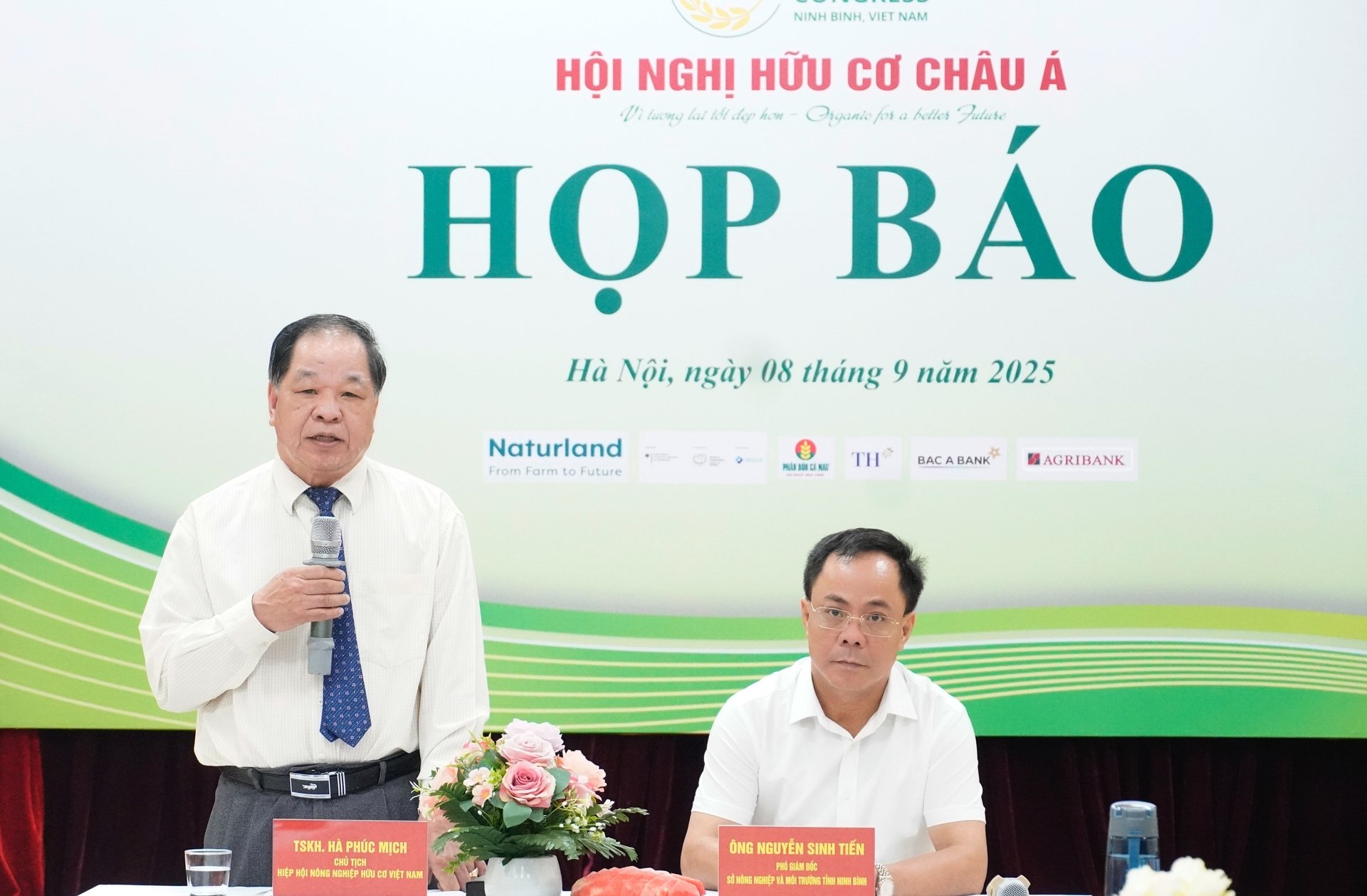 TSKH. Hà Phúc Mịch, Chủ tịch Hiệp hội Nông nghiệp Hữu cơ Việt Nam và ông Nguyễn Sinh Tiến, Phó Giám đốc Sở Nông nghiệp và Môi trường Ninh Bình chủ trì họp báo. Ảnh: Hồng Thắm. TSKH. Hà Phúc Mịch, Chủ tịch Hiệp hội Nông nghiệp Hữu cơ Việt Nam và ông Nguyễn Sinh Tiến, Phó Giám đốc Sở Nông nghiệp và Môi trường Ninh Bình chủ trì họp báo. Ảnh: Hồng Thắm.