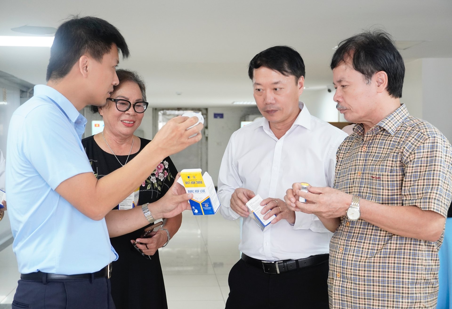 Ông Nguyễn Văn Điệp, Tổng Giám đốc Công ty Cổ phần AVAC Việt Nam (ngoài cùng bên trái) giới thiệu về lô vaccine ASF xuất khẩu sang thị trường Philippines. Ảnh: Hồng Thắm. Ông Nguyễn Văn Điệp, Tổng Giám đốc Công ty Cổ phần AVAC Việt Nam (ngoài cùng bên trái) giới thiệu về lô vaccine ASF xuất khẩu sang thị trường Philippines. Ảnh: Hồng Thắm.