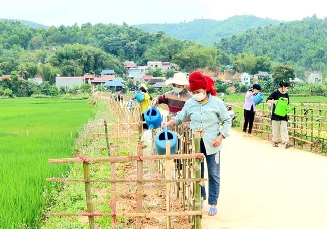 Người dân xã Quài Tở chăm sóc đường hoa vào bản. Ảnh: Tiến Đạt. Người dân xã Quài Tở chăm sóc đường hoa vào bản. Ảnh: Tiến Đạt.