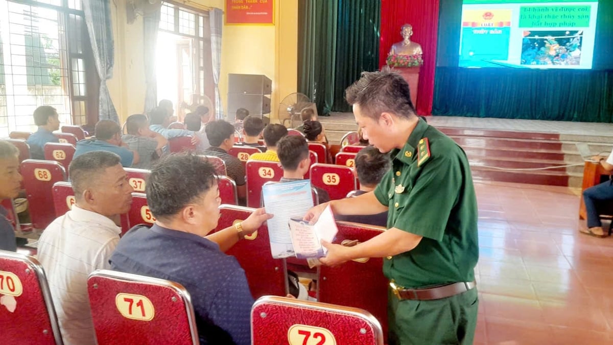 Cán bộ, chiến sỹ Đồn Biên phòng Quỳnh Thuận cấp phát tài liệu tuyên truyền IUU đến ngư dân. Ảnh: Hữu Tình. Cán bộ, chiến sỹ Đồn Biên phòng Quỳnh Thuận cấp phát tài liệu tuyên truyền IUU đến ngư dân. Ảnh: Hữu Tình.
