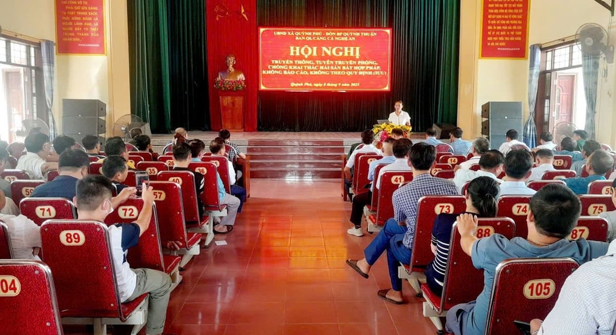 Tuyên truyền các quy định về Luật Thủy sản và hướng dẫn ngư dân chấp hành các quy định về chống khai thác thủy sản bất hợp pháp IUU. Ảnh: Hữu Tình. Tuyên truyền các quy định về Luật Thủy sản và hướng dẫn ngư dân chấp hành các quy định về chống khai thác thủy sản bất hợp pháp IUU. Ảnh: Hữu Tình.