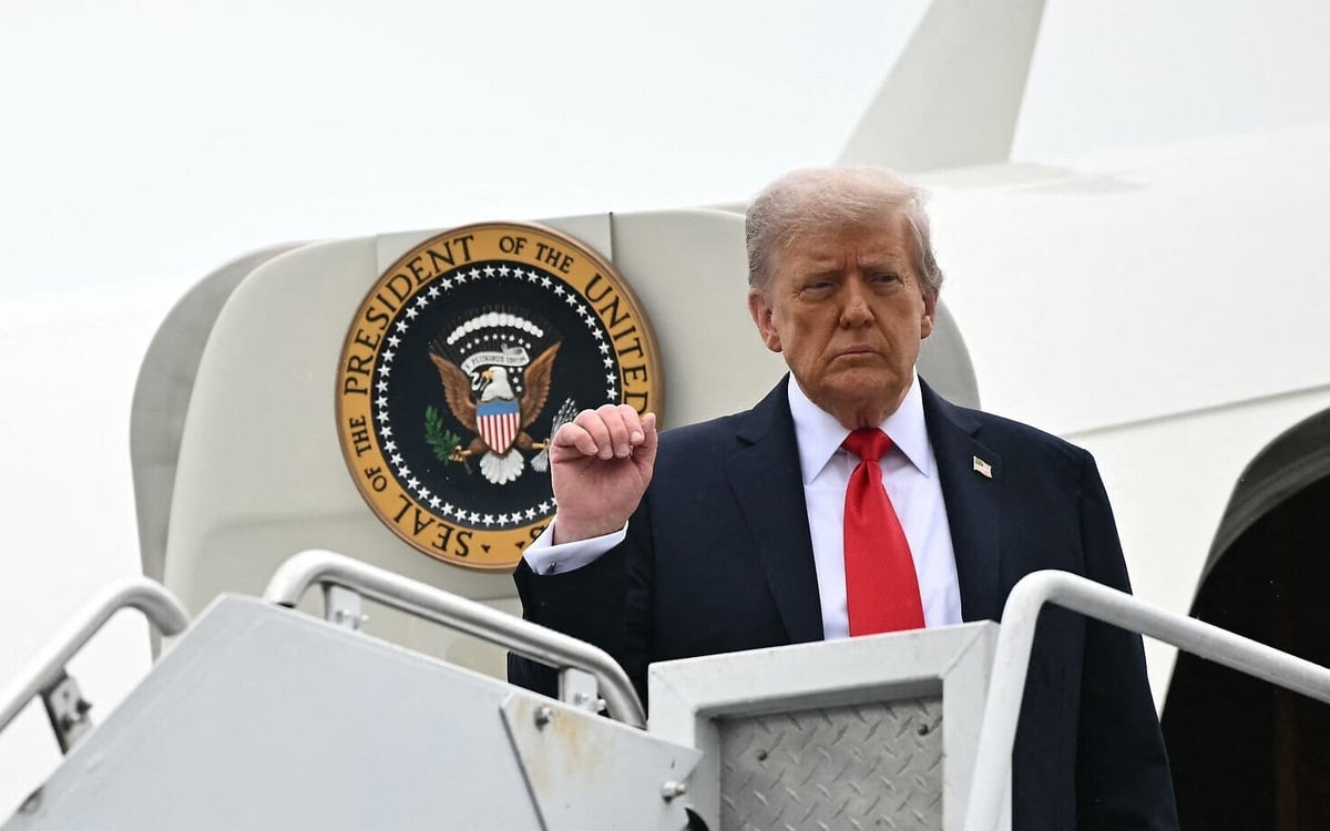 Tổng thống Hoa Kỳ Donald Trump bước xuống từ chuyên cơ tại Sân bay Quốc tế LaGuardia ở Queens, New York, hôm 7/9. Ảnh: Getty. Tổng thống Hoa Kỳ Donald Trump bước xuống từ chuyên cơ tại Sân bay Quốc tế LaGuardia ở Queens, New York, hôm 7/9. Ảnh: Getty.