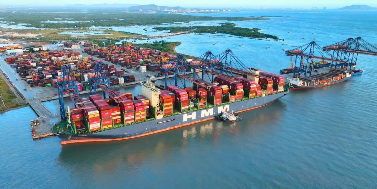 Container di chuyển từ cảng Cái Mép - Thị Vải đến Hoa Kỳ giảm xuống còn 16 ngày. Ảnh: Trà Ngân. Container di chuyển từ cảng Cái Mép - Thị Vải đến Hoa Kỳ giảm xuống còn 16 ngày. Ảnh: Trà Ngân.