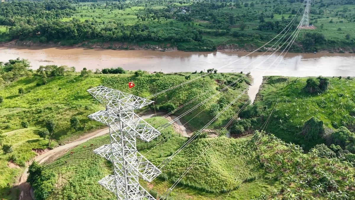 Sau hơn 6 tháng thi công thần tốc, tuyến đường dây truyền tải 220kV từ nhà máy điện gió Savan 1 trên lãnh thổ Lào đã được hoàn thành và sẵn sàng đấu nối vào hệ thống điện quốc gia Việt Nam trong tương lai gần. Ảnh: T&T Group.