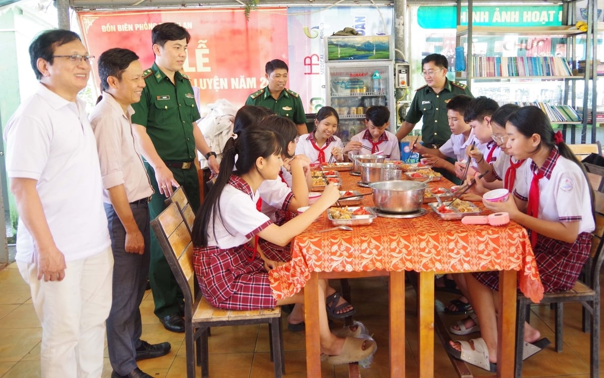 Bữa ăn trưa trong chương trình 'Bữa ăn cùng em đến trường'. Ảnh: Quang Tiến. Bữa ăn trưa trong chương trình 'Bữa ăn cùng em đến trường'. Ảnh: Quang Tiến.
