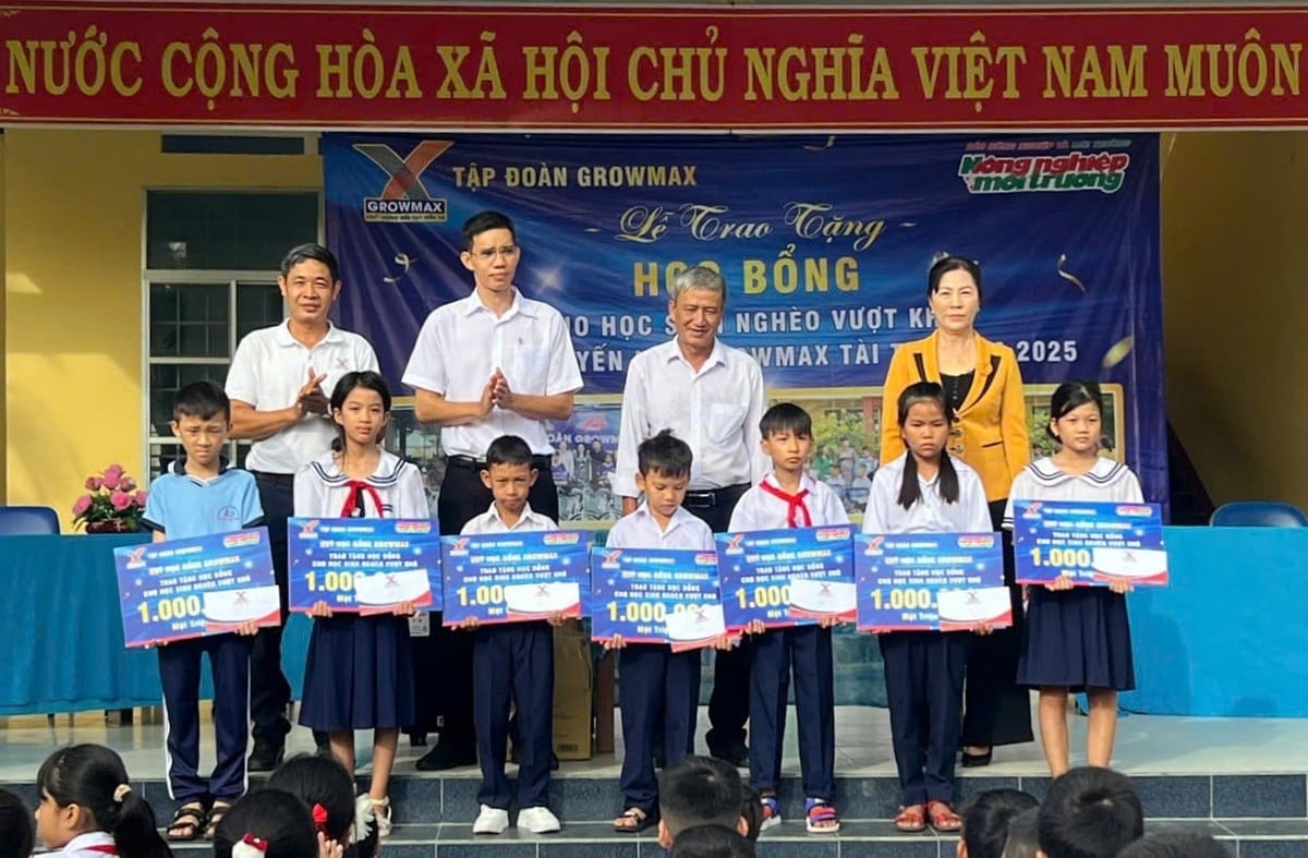 Quỹ Khuyến học GrowMax trao 7 suất học bổng cho học sinh có hoàn cảnh khó khăn của Trường Tiểu học Nguyễn Viết Xuân (phường Hòa Hiệp, tỉnh Đắk Lắk). Ảnh: GrowMax. Quỹ Khuyến học GrowMax trao 7 suất học bổng cho học sinh có hoàn cảnh khó khăn của Trường Tiểu học Nguyễn Viết Xuân (phường Hòa Hiệp, tỉnh Đắk Lắk). Ảnh: GrowMax.