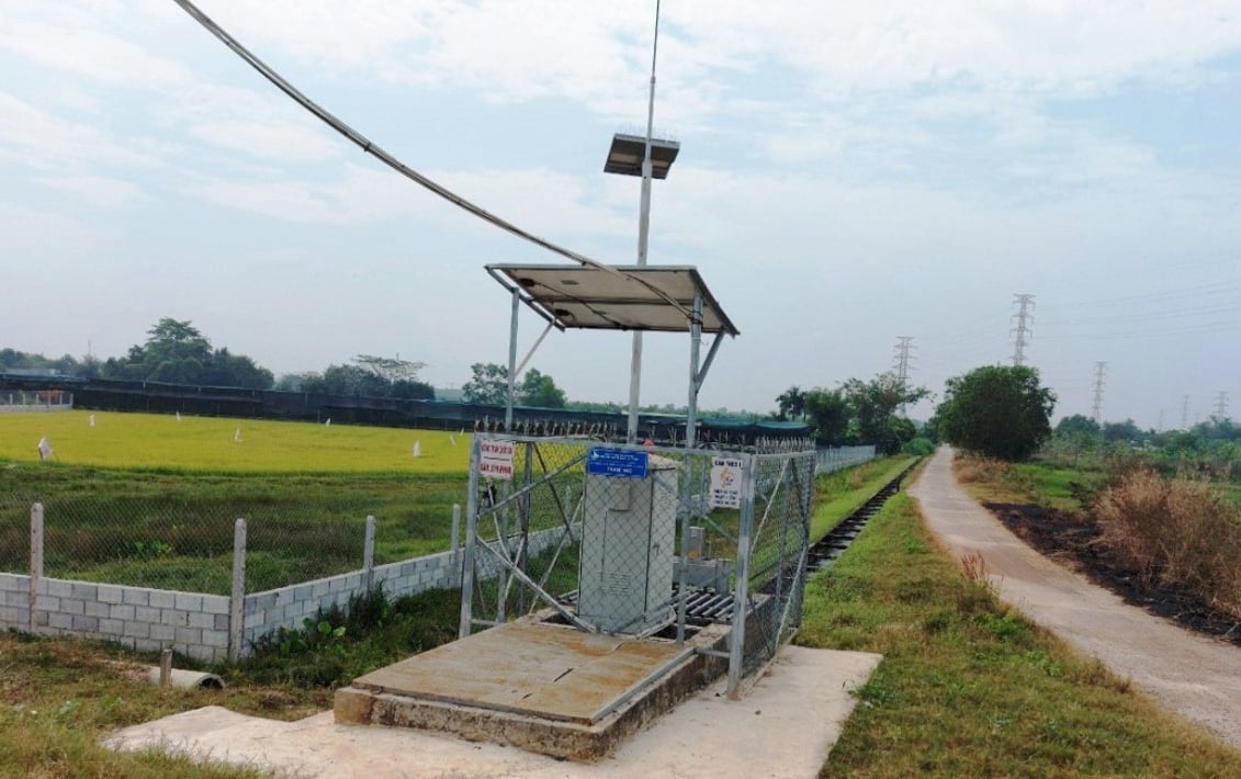 Thiết bị đo nước tự động trên kênh nội đồng giúp cấp nước chính xác cho cây trồng, đồng thời giảm gánh nặng lao động cho công nhân thủy nông. Ảnh: Lê Bình. Thiết bị đo nước tự động trên kênh nội đồng giúp cấp nước chính xác cho cây trồng, đồng thời giảm gánh nặng lao động cho công nhân thủy nông. Ảnh: Lê Bình.