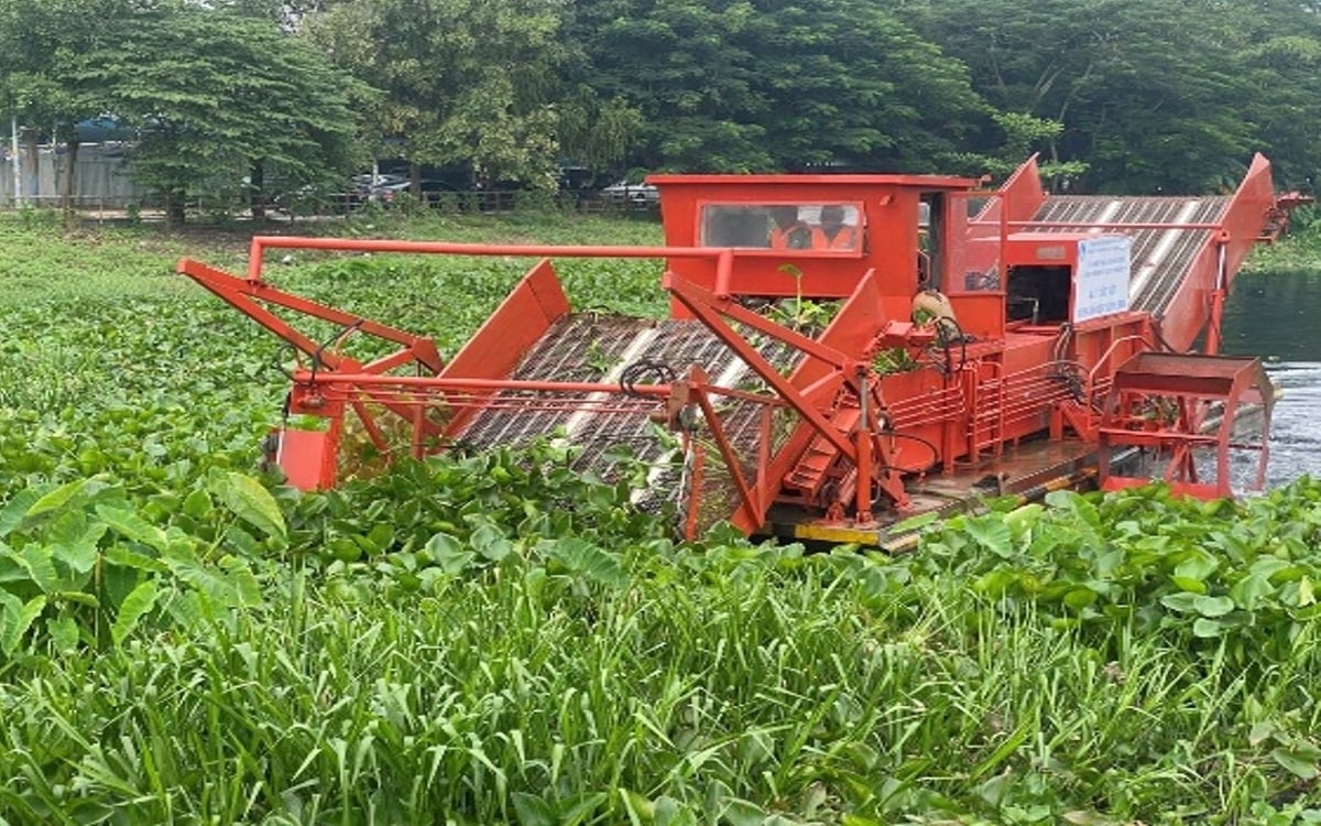 Máy cắt, vớt rong cỏ, lục bình được vận hành nhằm xử lý hiệu quả tình trạng ô nhiễm mặt sông. Ảnh: Lê Bình. Máy cắt, vớt rong cỏ, lục bình được vận hành nhằm xử lý hiệu quả tình trạng ô nhiễm mặt sông. Ảnh: Lê Bình.