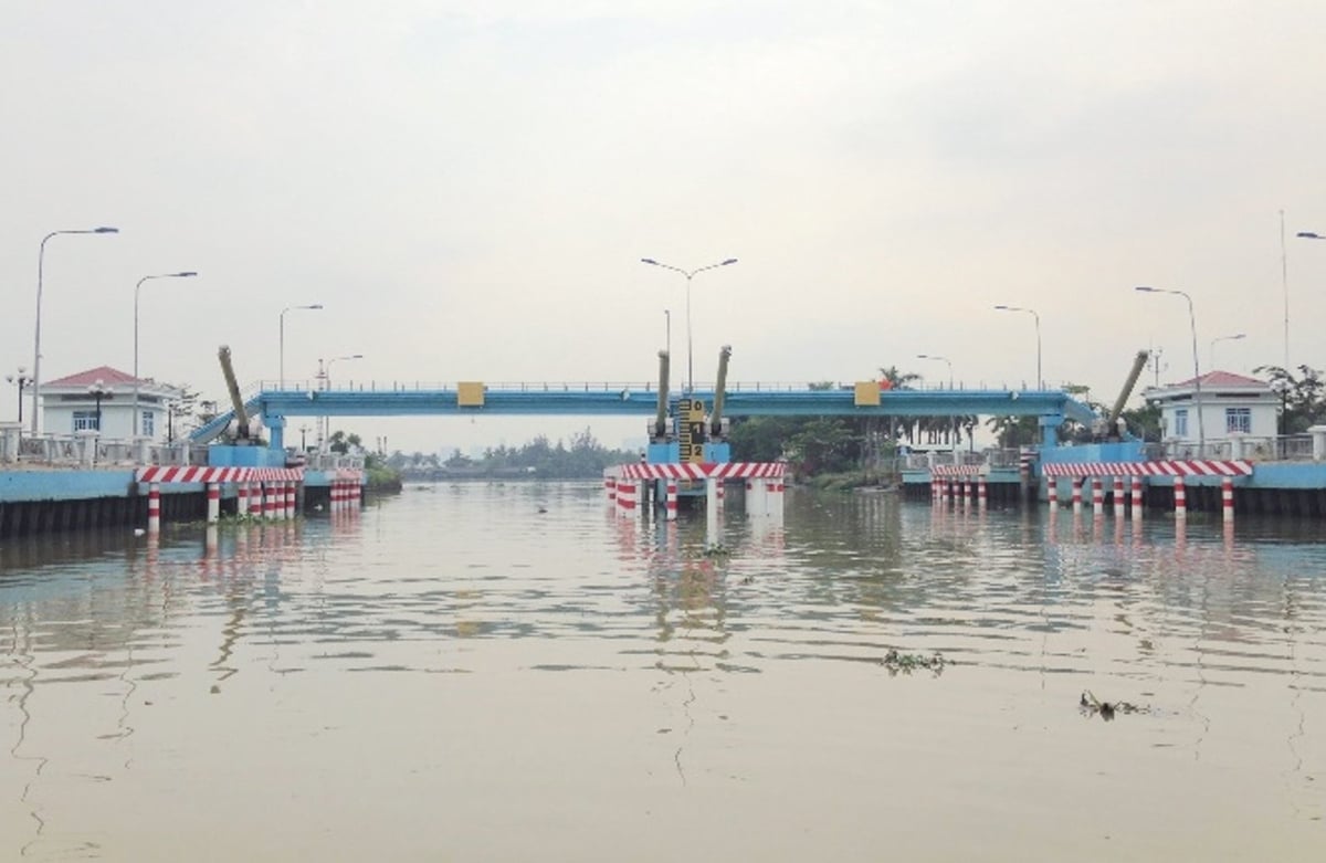 Các cống ngăn triều tại khu vực Thủ Đức được vận hành bằng công nghệ xi lanh thủy lực. Ảnh: Lê Bình. Các cống ngăn triều tại khu vực Thủ Đức được vận hành bằng công nghệ xi lanh thủy lực. Ảnh: Lê Bình.