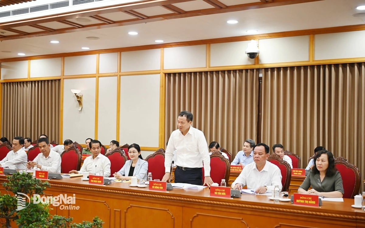 Bí thư Tỉnh ủy, Trưởng đoàn Đại biểu Quốc hội tỉnh Đồng Nai Vũ Hồng Văn báo cáo tại buổi làm việc. Ảnh: Báo Đồng Nai.