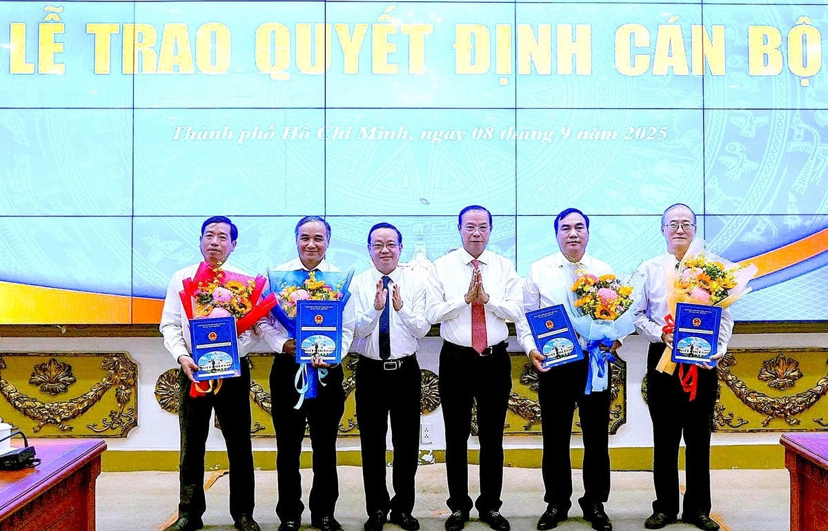 Lãnh đạo UBND TP.HCM trao quyết định bổ nhiệm Trưởng ban và 3 Phó Trưởng ban quản lý Khu Nông nghiệp Công nghệ cao. Ảnh: Trung tâm Báo chí TP.HCM. Lãnh đạo UBND TP.HCM trao quyết định bổ nhiệm Trưởng ban và 3 Phó Trưởng ban quản lý Khu Nông nghiệp Công nghệ cao. Ảnh: Trung tâm Báo chí TP.HCM.