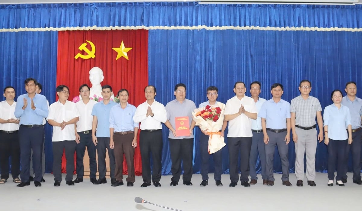Sở Nông nghiệp và Môi trường Đồng Nai vừa có Quyết định cử thêm cán bộ, viên chức về UBND các phường, xã để hỗ trợ thực hiện nhiệm vụ trong lĩnh vực nông nghiệp và môi trường khi thực hiện mô hình chính quyền địa phương 2 cấp. Ảnh: Tường Tú. Sở Nông nghiệp và Môi trường Đồng Nai vừa có Quyết định cử thêm cán bộ, viên chức về UBND các phường, xã để hỗ trợ thực hiện nhiệm vụ trong lĩnh vực nông nghiệp và môi trường khi thực hiện mô hình chính quyền địa phương 2 cấp. Ảnh: Tường Tú.