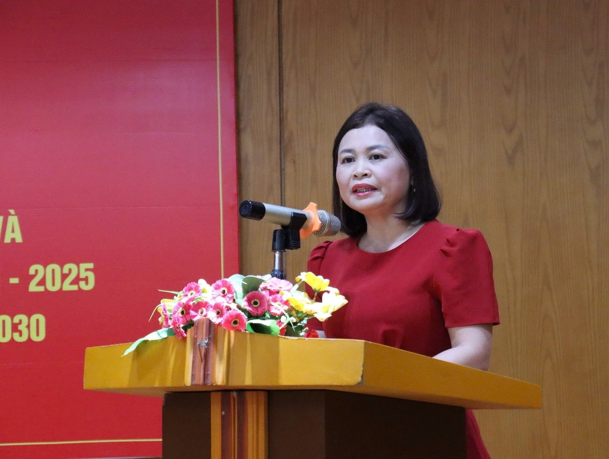 TS. Nguyễn Thị Thanh Hương, Phó Viện trưởng Viện Khoa học Đo đạc và Bản đồ chia sẻ những nỗ lực và tâm huyết của mình trong việc hưởng ứng, lan tỏa các phong trào thi đua, coi đó là động lực để cống hiến và trưởng thành. Ảnh: Nguyễn Thủy. TS. Nguyễn Thị Thanh Hương, Phó Viện trưởng Viện Khoa học Đo đạc và Bản đồ chia sẻ những nỗ lực và tâm huyết của mình trong việc hưởng ứng, lan tỏa các phong trào thi đua, coi đó là động lực để cống hiến và trưởng thành. Ảnh: Nguyễn Thủy.