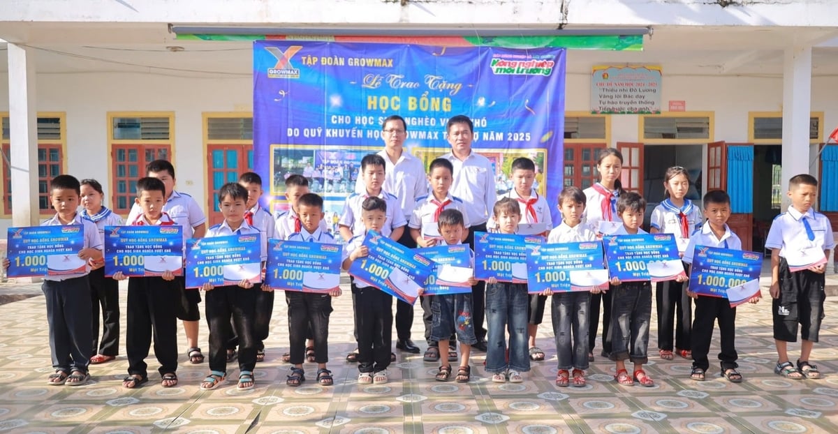Quỹ Khuyến học GrowMax tiếp tục đồng hành cùng học sinh nghèo vượt khó tại Nghệ An. Ảnh: Ngọc Linh. Quỹ Khuyến học GrowMax tiếp tục đồng hành cùng học sinh nghèo vượt khó tại Nghệ An. Ảnh: Ngọc Linh.