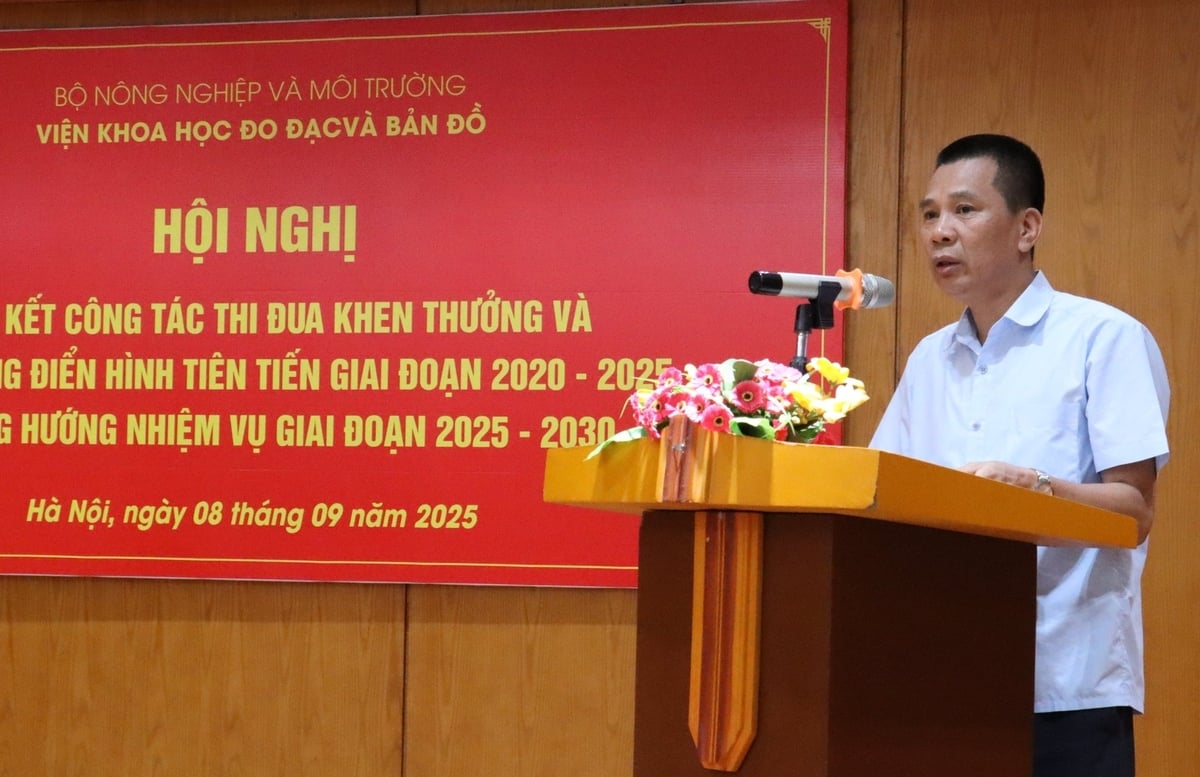 Ông Bùi Nguyễn Hoàng, Chánh Văn phòng Viện Khoa học Đo đạc và Bản đồ báo cáo tổng kết công tác thi đua khen thưởng của Viện giai đoạn 2020-2025. Ảnh: Nguyễn Thủy. Ông Bùi Nguyễn Hoàng, Chánh Văn phòng Viện Khoa học Đo đạc và Bản đồ báo cáo tổng kết công tác thi đua khen thưởng của Viện giai đoạn 2020-2025. Ảnh: Nguyễn Thủy.
