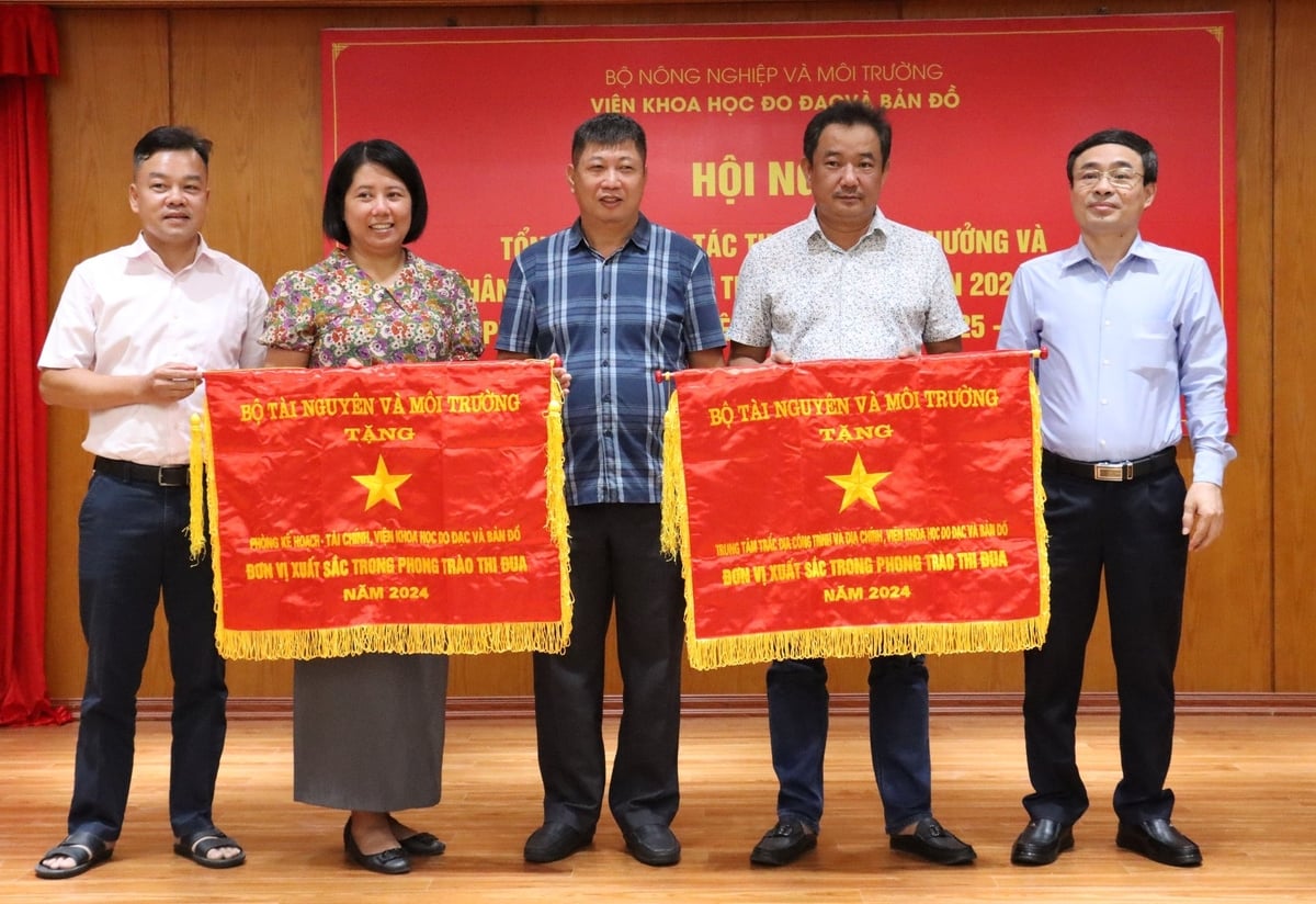 Thừa ủy quyền của lãnh đạo Bộ Nông nghiệp và Môi trường, Viện trưởng Nguyễn Phi Sơn trao Cờ thi đua của Bộ cho 2 tập thể: Phòng Kế hoạch - Tài chính và Trung tâm Trắc địa Công trình và địa chính. Ảnh: Nguyễn Thủy. Thừa ủy quyền của lãnh đạo Bộ Nông nghiệp và Môi trường, Viện trưởng Nguyễn Phi Sơn trao Cờ thi đua của Bộ cho 2 tập thể: Phòng Kế hoạch - Tài chính và Trung tâm Trắc địa Công trình và địa chính. Ảnh: Nguyễn Thủy.