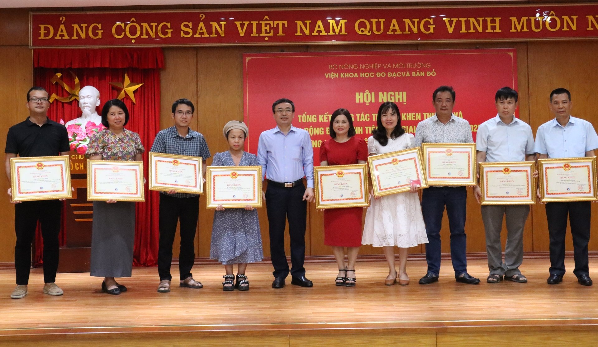 Thừa ủy quyền của lãnh đạo Bộ Nông nghiệp và Môi trường, Viện trưởng Nguyễn Phi Sơn trao Bằng khen của Bộ cho các cá nhân của Viện có thành tích xuất sắc trong phong trào thi đua. Ảnh: Nguyễn Thủy. Thừa ủy quyền của lãnh đạo Bộ Nông nghiệp và Môi trường, Viện trưởng Nguyễn Phi Sơn trao Bằng khen của Bộ cho các cá nhân của Viện có thành tích xuất sắc trong phong trào thi đua. Ảnh: Nguyễn Thủy.