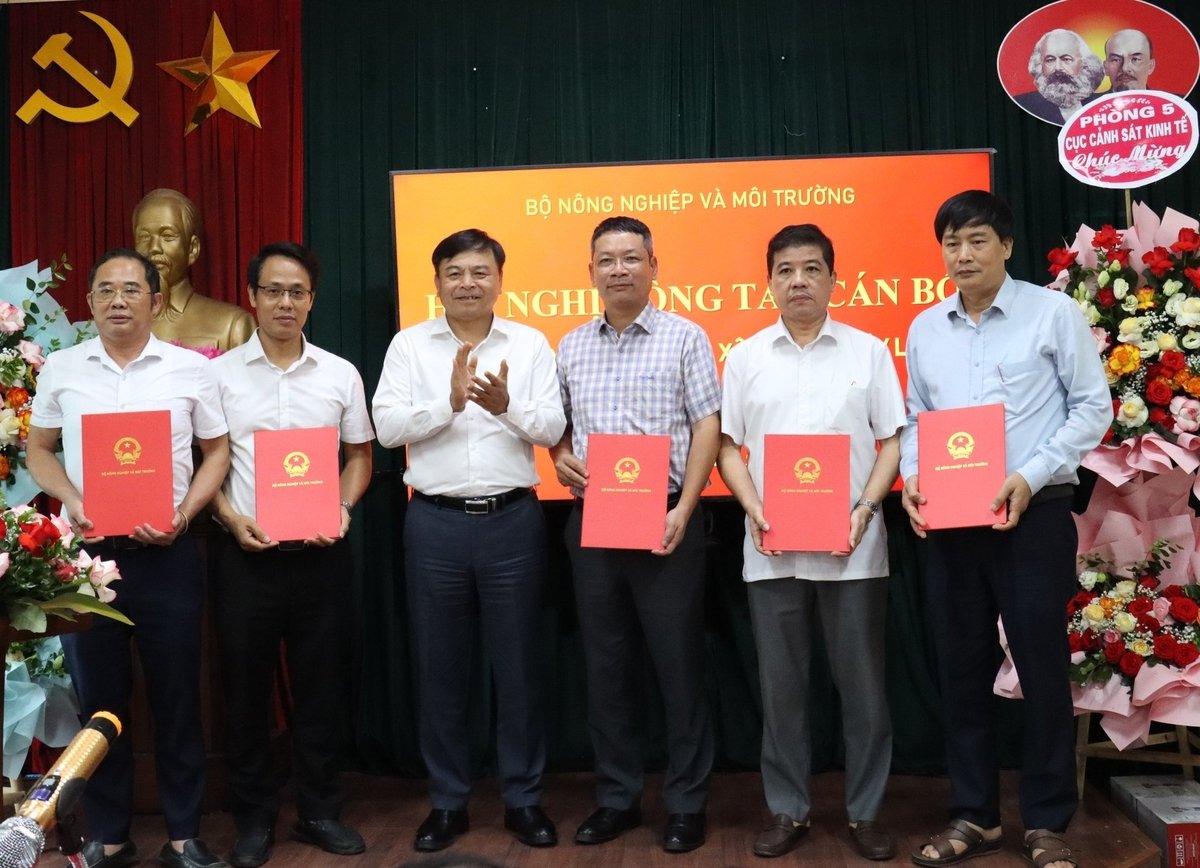 Thứ trưởng Nguyễn Hoàng Hiệp trao các quyết định của Quyền Bộ trưởng Bộ Nông nghiệp và Môi trường về việc điều động và bổ nhiệm nhân sự lãnh đạo của Ban 1. Ảnh: Nguyễn Thủy. Thứ trưởng Nguyễn Hoàng Hiệp trao các quyết định của Quyền Bộ trưởng Bộ Nông nghiệp và Môi trường về việc điều động và bổ nhiệm nhân sự lãnh đạo của Ban 1. Ảnh: Nguyễn Thủy.