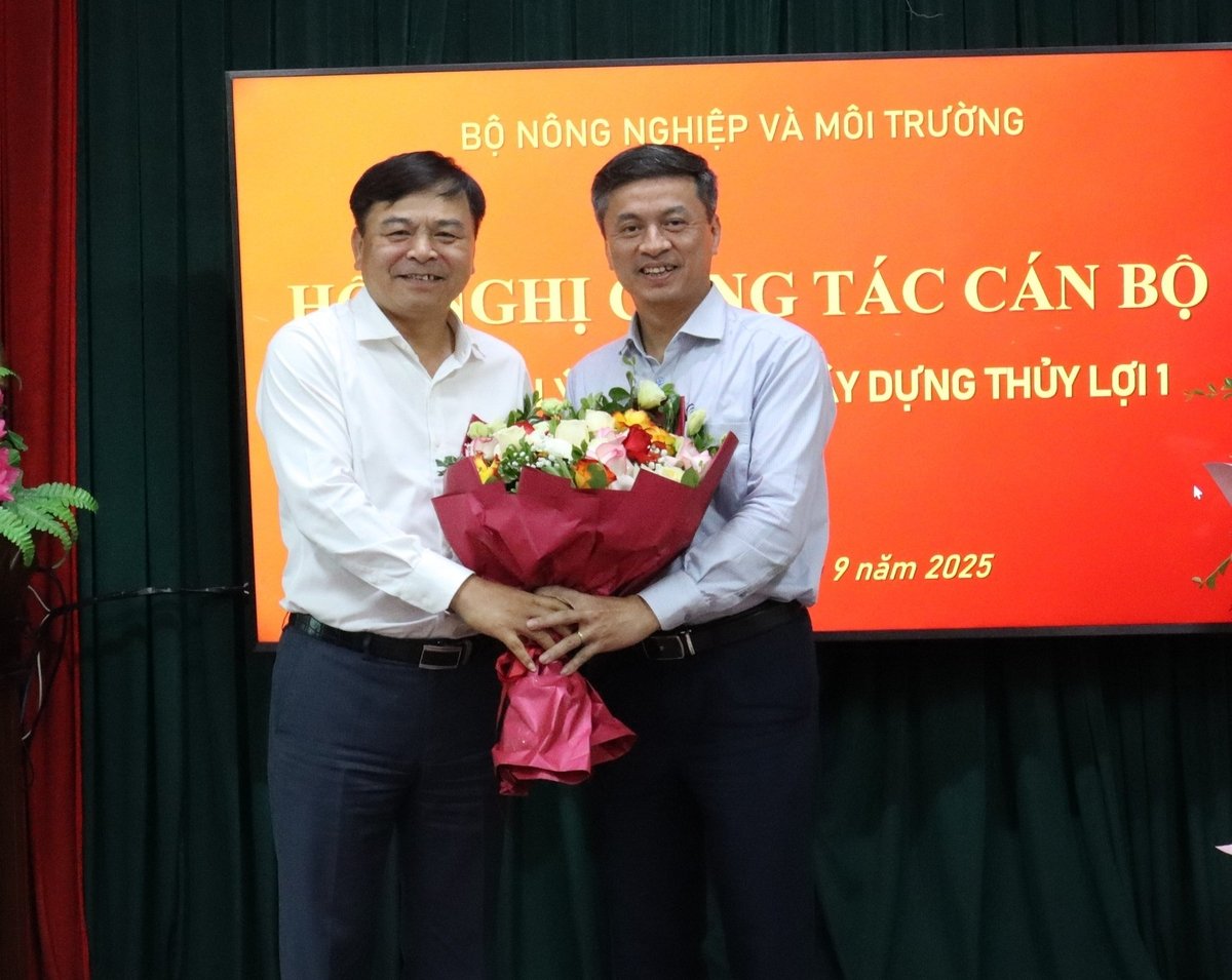 Thứ trưởng Nguyễn Hoàng Hiệp tặng hoa tri ân ông Nguyễn Hoài Nam, Phó Cục trưởng Cục Quản lý xây dựng công trình thủy lợi, nguyên Phụ trách Ban 1. Ảnh: Nguyễn Thủy. Thứ trưởng Nguyễn Hoàng Hiệp tặng hoa tri ân ông Nguyễn Hoài Nam, Phó Cục trưởng Cục Quản lý xây dựng công trình thủy lợi, nguyên Phụ trách Ban 1. Ảnh: Nguyễn Thủy.