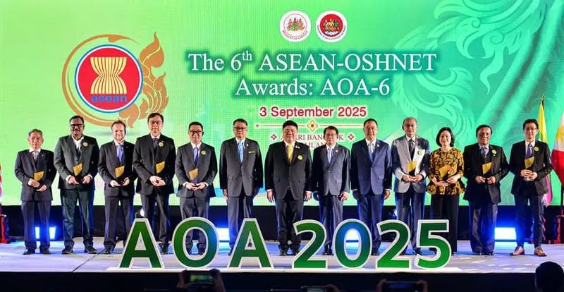 Đại diện các doanh nghiệp trong khu vực ASEAN nhận Giải thưởng Xuất sắc về An toàn, Vệ sinh lao động (ASEAN-OSHNET). Ảnh: Petrolimex. Đại diện các doanh nghiệp trong khu vực ASEAN nhận Giải thưởng Xuất sắc về An toàn, Vệ sinh lao động (ASEAN-OSHNET). Ảnh: Petrolimex.
