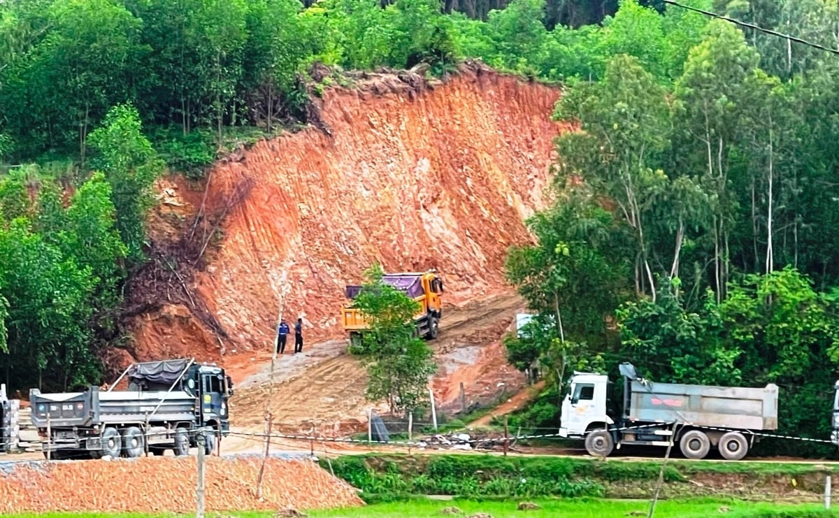 Việc đưa ra đấu gia cùng lúc nhiều điểm mỏ với trữ lượng lớn sẽ góp phần đáp ứng nguồn vật liệu cho thị trường. Ảnh: Võ Hà.