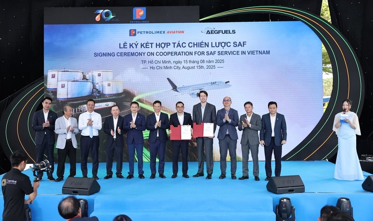 Ký kết thỏa thuận hợp tác tiêu thụ SAF giữa Petrolimex Aviation và AEG Fuels. Ảnh: Petrolimex. Ký kết thỏa thuận hợp tác tiêu thụ SAF giữa Petrolimex Aviation và AEG Fuels. Ảnh: Petrolimex.