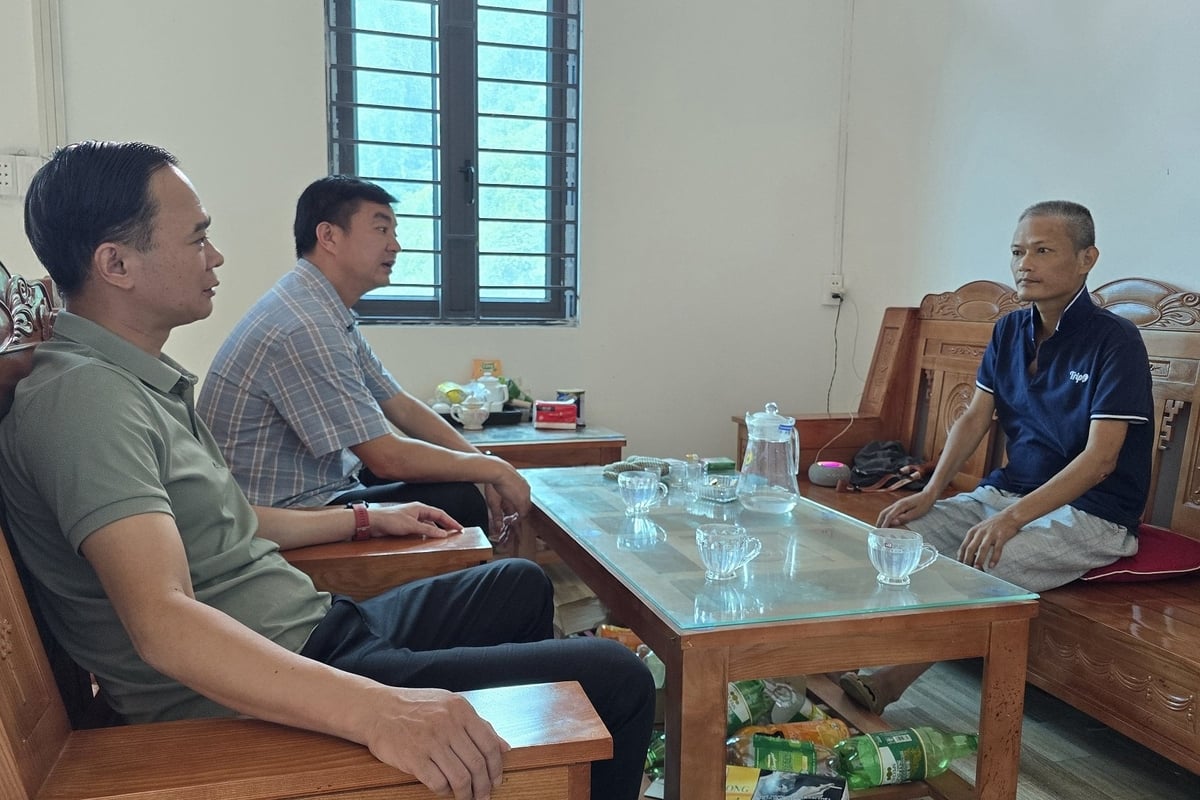 Lãnh đạo xã Khánh Khê trò chuyện, động viên gia đình anh Hoàng Văn Giang nỗ lực lao động, sản xuất vươn lên thoát nghèo bền vững. Ảnh: Hoàng Nghĩa. Lãnh đạo xã Khánh Khê trò chuyện, động viên gia đình anh Hoàng Văn Giang nỗ lực lao động, sản xuất vươn lên thoát nghèo bền vững. Ảnh: Hoàng Nghĩa.