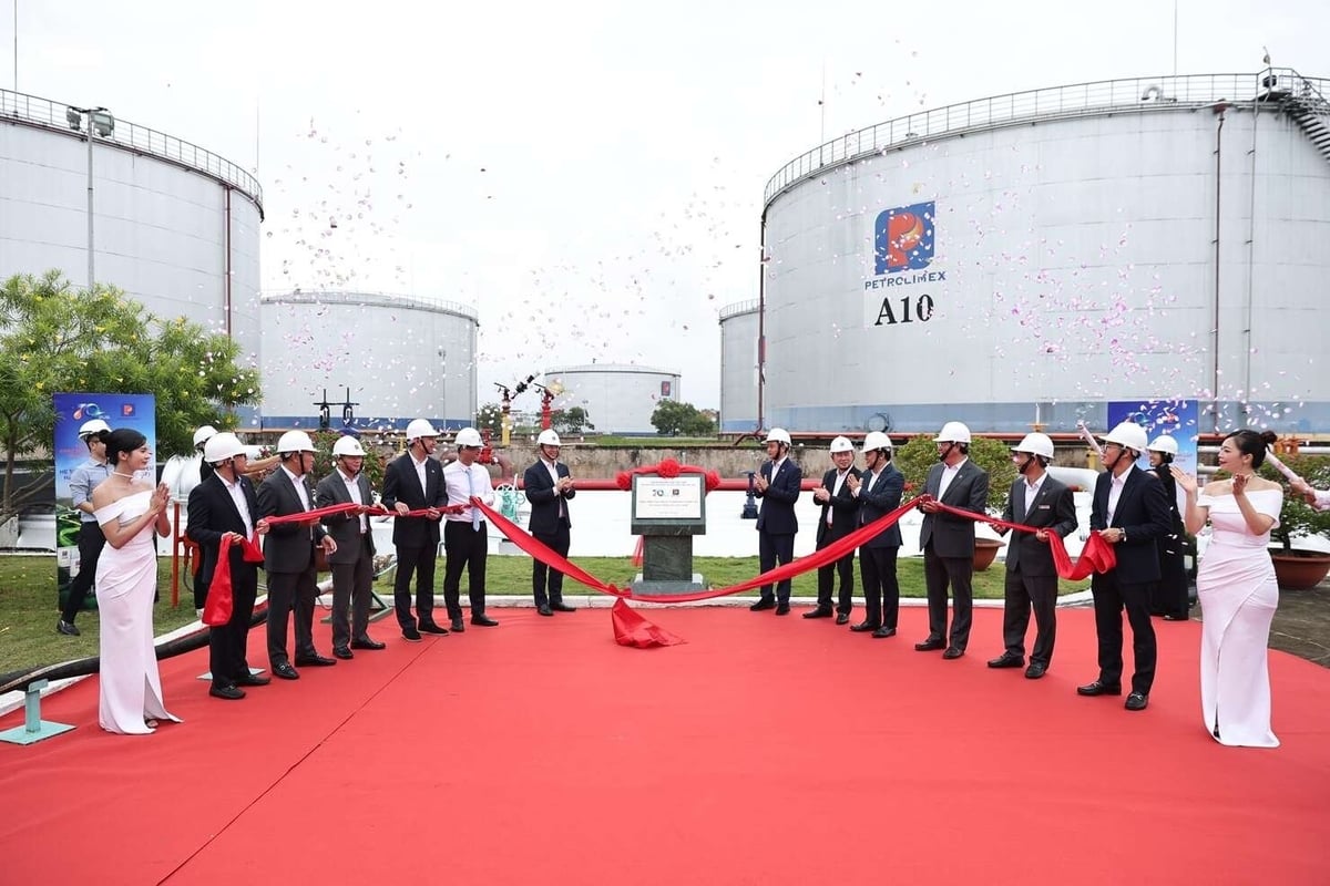 Lễ gắn biển công trình chào mừng 70 năm thành lập Petrolimex tại Hệ thống phối trộn Nhiên liệu hàng không bền vững. Petrolimex. Lễ gắn biển công trình chào mừng 70 năm thành lập Petrolimex tại Hệ thống phối trộn Nhiên liệu hàng không bền vững. Petrolimex.
