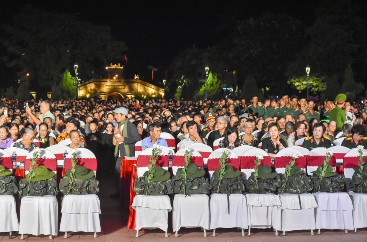 Trong buổi chiếu phim tri ân tổ chức tại khuôn viên Thành cổ, hình ảnh các thế hệ cùng ngồi lại, lặng đi trước từng thước phim thêm một lần khẳng định: Mưa Đỏ đã vượt qua ranh giới nghệ thuật, trở thành nhịp cầu kết nối ký ức và hiện tại. Ảnh: Nguyễn Do. Trong buổi chiếu phim tri ân tổ chức tại khuôn viên Thành cổ, hình ảnh các thế hệ cùng ngồi lại, lặng đi trước từng thước phim thêm một lần khẳng định: Mưa Đỏ đã vượt qua ranh giới nghệ thuật, trở thành nhịp cầu kết nối ký ức và hiện tại. Ảnh: Nguyễn Do.