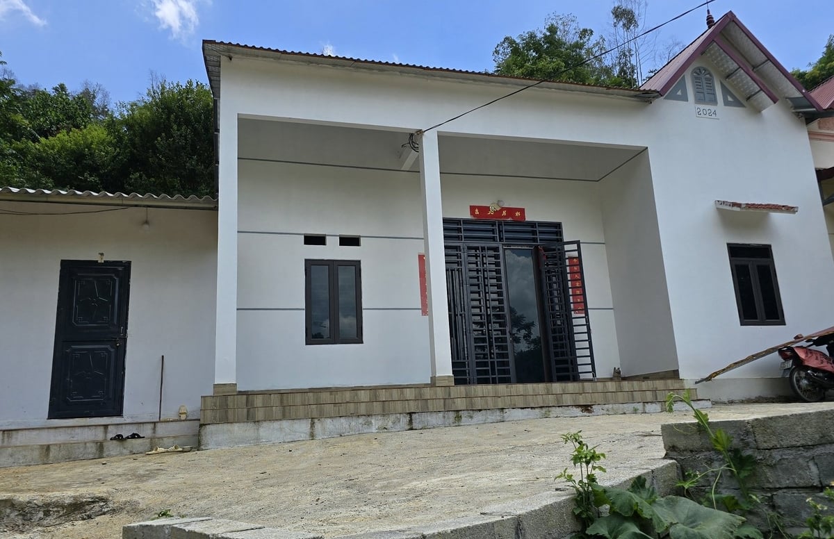 Những ngôi nhà mới được dựng lên là điểm tựa vững chắc để người nghèo, hộ có hoàn cảnh khó khăn vươn lên phát triển kinh tế, hướng tới thoát nghèo bền vững. Ảnh: Hoàng Nghĩa. Những ngôi nhà mới được dựng lên là điểm tựa vững chắc để người nghèo, hộ có hoàn cảnh khó khăn vươn lên phát triển kinh tế, hướng tới thoát nghèo bền vững. Ảnh: Hoàng Nghĩa.