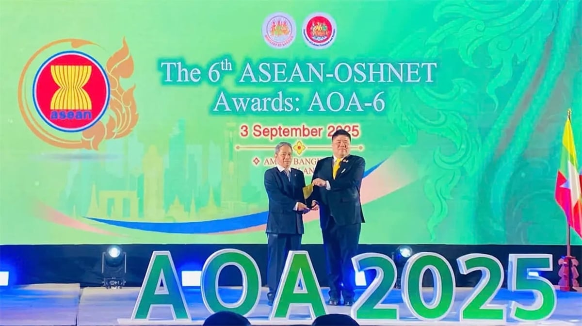 Ông Pongkawin Jungrungruangkit - Bộ trưởng Bộ Lao động và Phúc lợi xã hội Thái Lan (đứng bên phải) trao giải thưởng tới đại diện Petrolimex Đà Nẵng (đứng bên trái). Ảnh: Petrolimex. Ông Pongkawin Jungrungruangkit - Bộ trưởng Bộ Lao động và Phúc lợi xã hội Thái Lan (đứng bên phải) trao giải thưởng tới đại diện Petrolimex Đà Nẵng (đứng bên trái). Ảnh: Petrolimex.