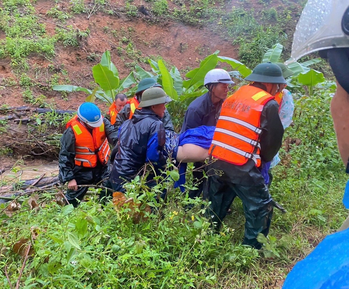 Đồn Biên phòng Hướng Phùng cùng lực lượng chức năng đưa thi thể nạn nhân lên khỏi suối. Ảnh: H. Nam. Đồn Biên phòng Hướng Phùng cùng lực lượng chức năng đưa thi thể nạn nhân lên khỏi suối. Ảnh: H. Nam.