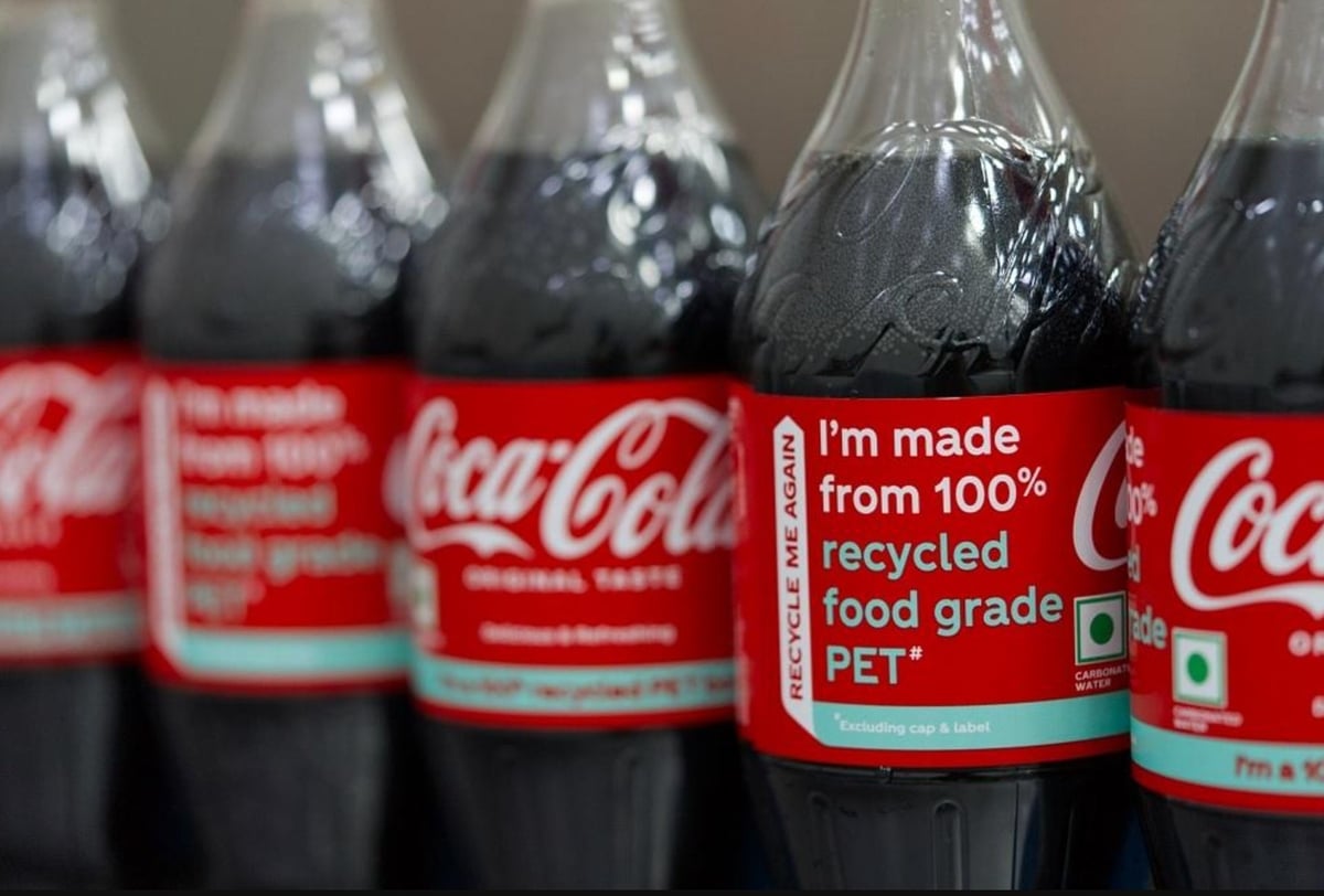 Tại Mỹ, tính đến tháng 7/2025, Coca-Cola đã triển khai chai 100% nhựa PET tái chế trên toàn quốc. Ảnh: Tại Mỹ, tính đến tháng 7/2025, Coca-Cola đã triển khai chai 100% nhựa PET tái chế trên toàn quốc. Ảnh: