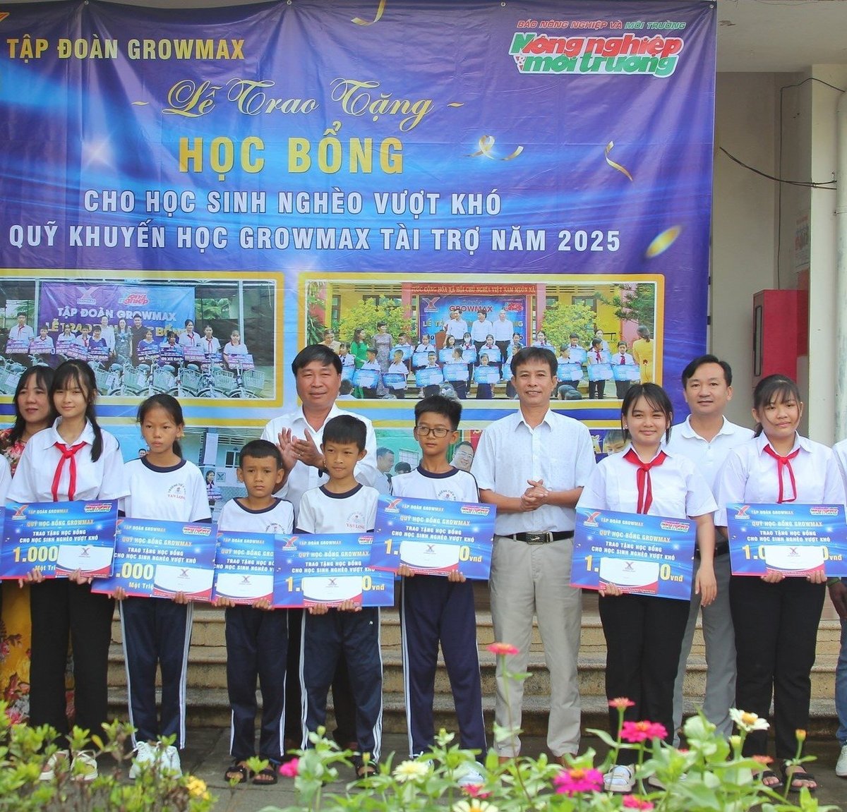 Quỹ Khuyến học GrowMax tiếp tục hành trình trao những suất học bổng cho các em học sinh có hoàn cảnh khó khăn nhân dịp năm học mới. Ảnh: Phương Chi. Quỹ Khuyến học GrowMax tiếp tục hành trình trao những suất học bổng cho các em học sinh có hoàn cảnh khó khăn nhân dịp năm học mới. Ảnh: Phương Chi.