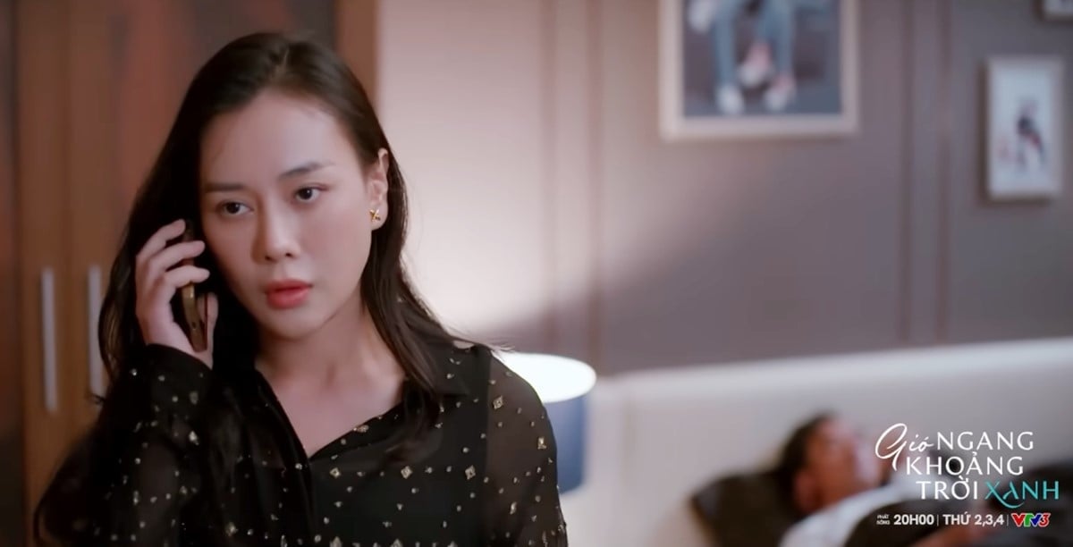 Phương rất giận nhưng vẫn cố bình tĩnh nghe cuộc gọi. Ảnh CMH Phương rất giận nhưng vẫn cố bình tĩnh nghe cuộc gọi. Ảnh CMH