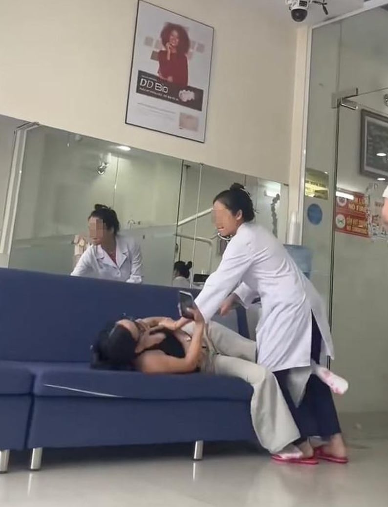 Hình ảnh nữ bác sĩ nha khoa hành hung khách hàng được đăng tải trên mạng xã hội. Ảnh: Cắt từ clip. Hình ảnh nữ bác sĩ nha khoa hành hung khách hàng được đăng tải trên mạng xã hội. Ảnh: Cắt từ clip.