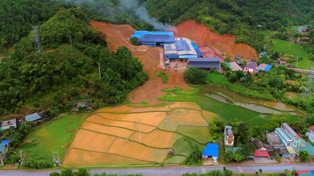 Khu vực cánh đồng thôn Nam Hà, xã Cẩm Giàng, phía trên là nhà máy gạch tuynel. Ảnh: Sơn Lâm. Khu vực cánh đồng thôn Nam Hà, xã Cẩm Giàng, phía trên là nhà máy gạch tuynel. Ảnh: Sơn Lâm.