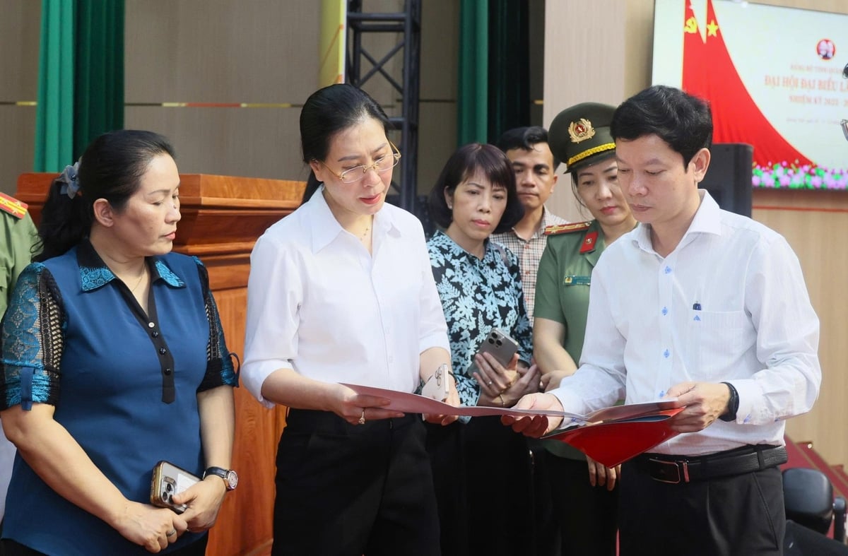 Bí thư Tỉnh ủy Quảng Ngãi Bùi Thị Quỳnh Vân (thứ 2 từ trái qua) kiểm tra công tác chuẩn bị Đại hội đại biểu Đảng bộ tỉnh. Ảnh: L.K. Bí thư Tỉnh ủy Quảng Ngãi Bùi Thị Quỳnh Vân (thứ 2 từ trái qua) kiểm tra công tác chuẩn bị Đại hội đại biểu Đảng bộ tỉnh. Ảnh: L.K.