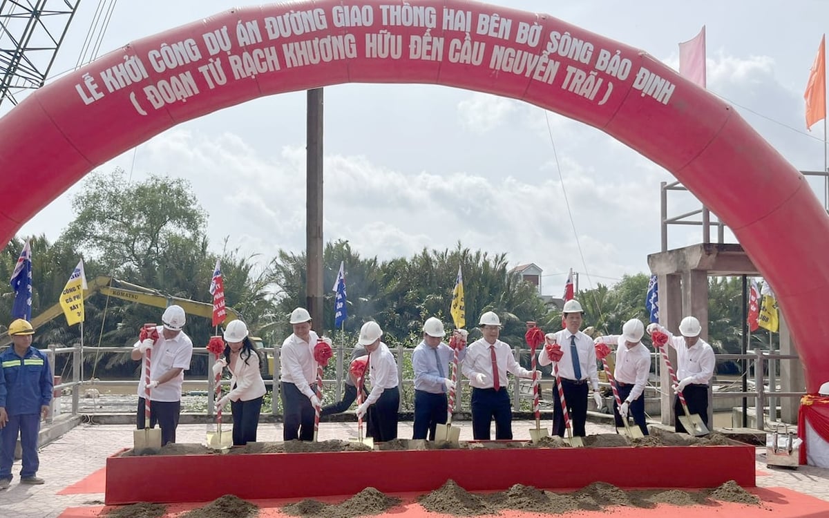 Khởi công Dự án đường giao thông hai bên bờ sông Bảo Định chào mừng Đại hội Đảng bộ tỉnh Đồng Tháp. Ảnh: Thanh Bạch. Khởi công Dự án đường giao thông hai bên bờ sông Bảo Định chào mừng Đại hội Đảng bộ tỉnh Đồng Tháp. Ảnh: Thanh Bạch.