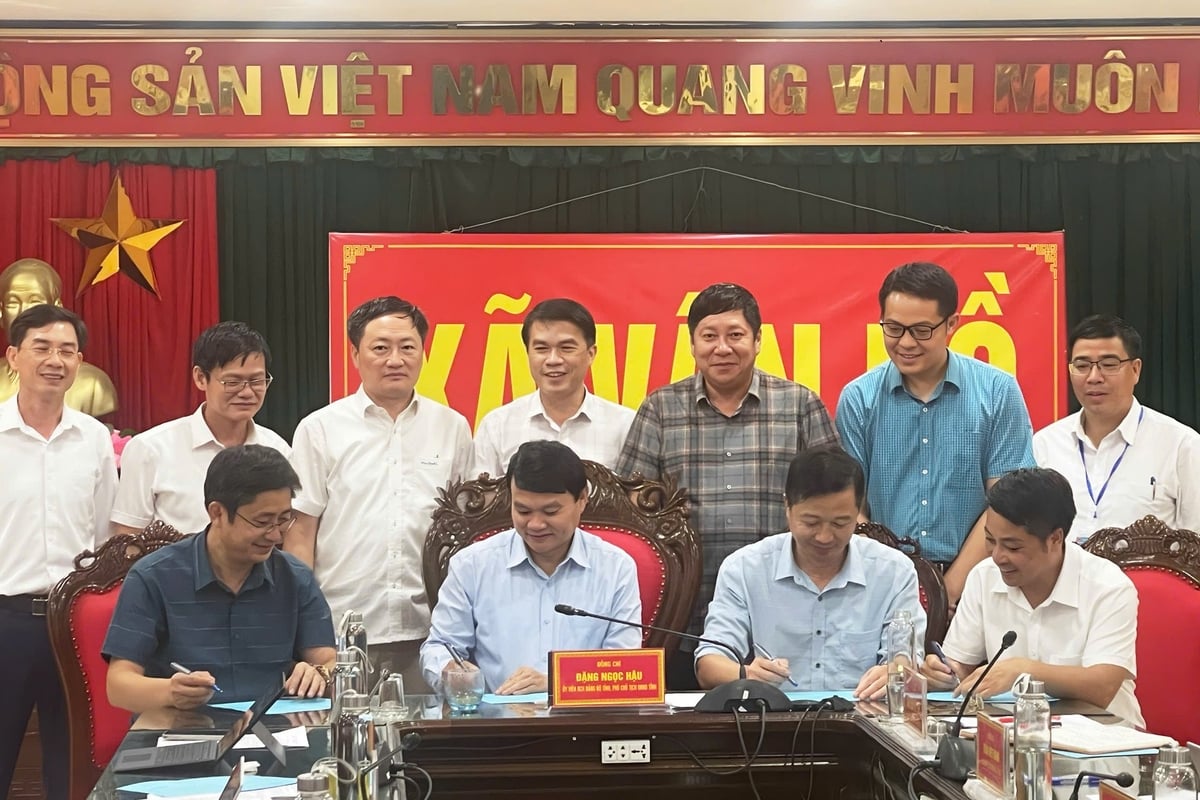 Tỉnh Sơn La triển khai ký cam kết về tiến độ, trách nhiệm của Chủ tịch UBND 2 xã Vân Hồ, Tô Múa với Chủ tịch UBND tỉnh trong công tác bồi thường, GPMB dự án cao tốc Hòa Bình - Mộc Châu. Ảnh: Nguyễn Nga.