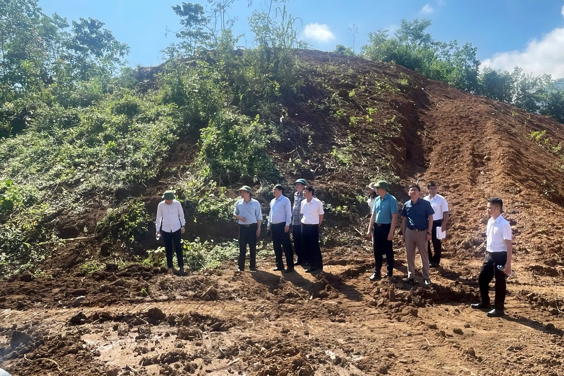 Đoàn công tác UBND tỉnh Sơn La kiểm tra tiến độ thi công điểm tái định cư bản Ui, xã Vân Hồ. Ảnh: Nguyễn Nga.
