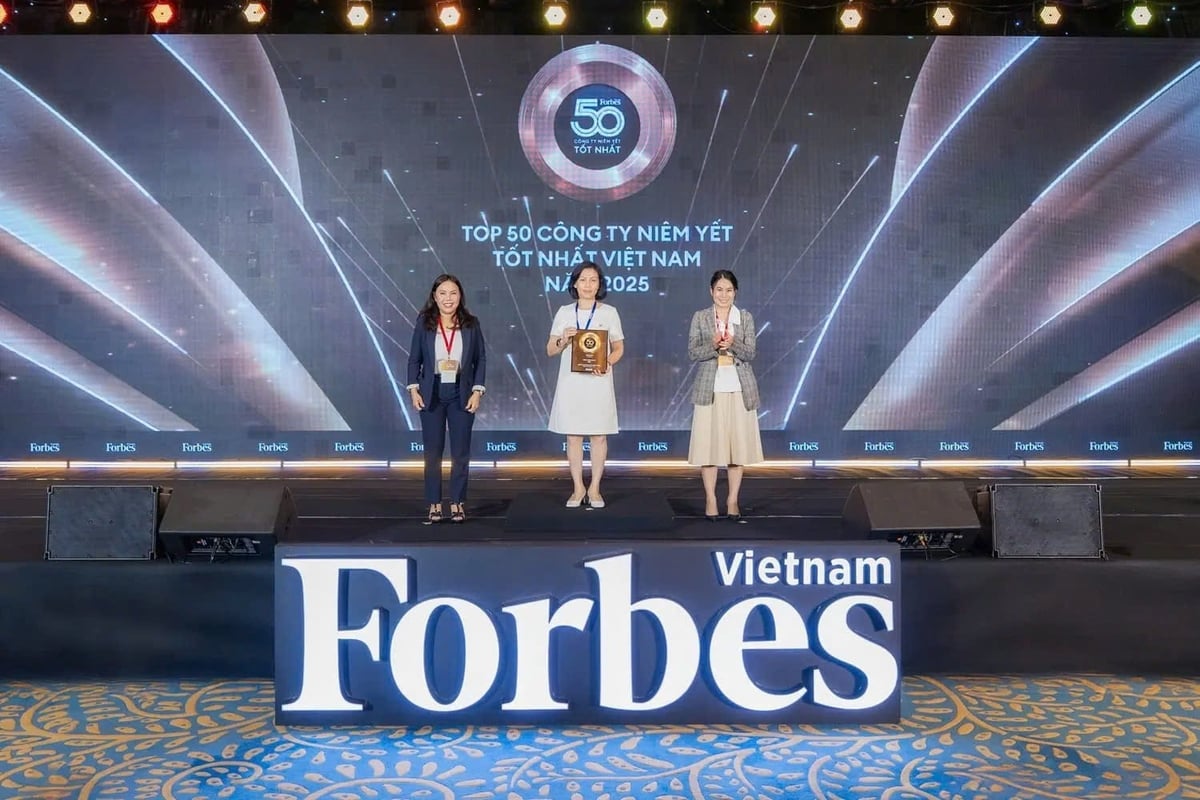 Bà Trần Thị Kim Phượng, Giám đốc FPT Software HCM, Tập đoàn FPT (đứng giữa) đại diện nhận giải. Ảnh: FPT. Bà Trần Thị Kim Phượng, Giám đốc FPT Software HCM, Tập đoàn FPT (đứng giữa) đại diện nhận giải. Ảnh: FPT.