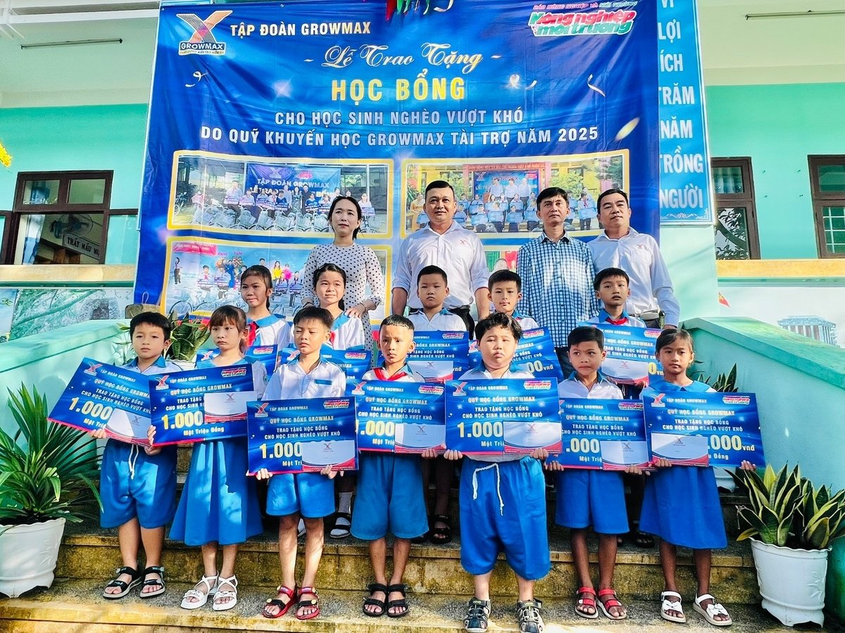 Tập đoàn GrowMax trao 10 suất học bổng cho các em học sinh Trường tiểu học Trần Hưng Đạo (khóm Vĩnh An, phường Vĩnh Trạch, tỉnh Cà Mau). Ảnh: Trọng Linh. Tập đoàn GrowMax trao 10 suất học bổng cho các em học sinh Trường tiểu học Trần Hưng Đạo (khóm Vĩnh An, phường Vĩnh Trạch, tỉnh Cà Mau). Ảnh: Trọng Linh.
