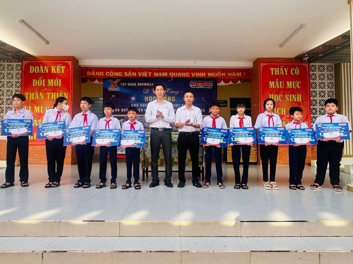 Ông Phan Hải Đăng, Trưởng Khu vực Tập đoàn GrowMax trao 10 suất học bổng cho các em học sinh Trường THCS Nguyễn Du (phường Tân Thành). Ảnh: Trọng Linh. Ông Phan Hải Đăng, Trưởng Khu vực Tập đoàn GrowMax trao 10 suất học bổng cho các em học sinh Trường THCS Nguyễn Du (phường Tân Thành). Ảnh: Trọng Linh.